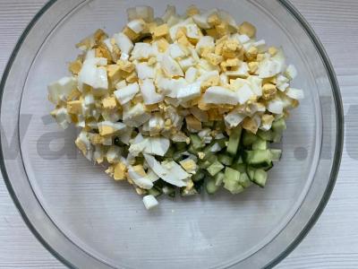 Salotos su žuvies konservais ir kiaušiniu Žingsnis 4