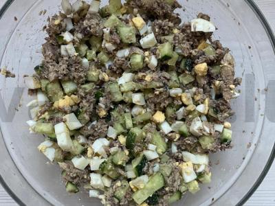 Salotos su žuvies konservais ir kiaušiniu Žingsnis 7