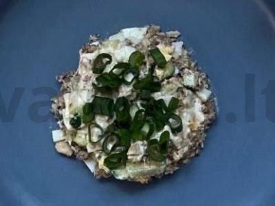 Salotos su žuvies konservais ir kiaušiniu pagrindine nuotrauka