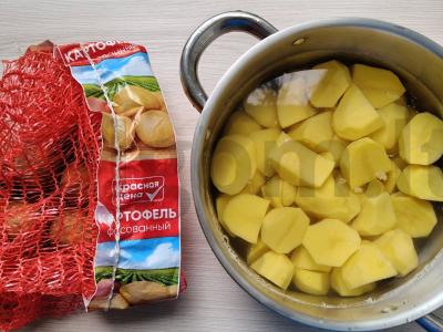 Bulvių košės apkepas su meatballs Žingsnis 1