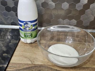 Saldi pyragėliai su vyšniomis ir uogomis ant kefyro Žingsnis 1