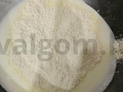 Saldi pyragėliai su vyšniomis ir uogomis ant kefyro Žingsnis 3