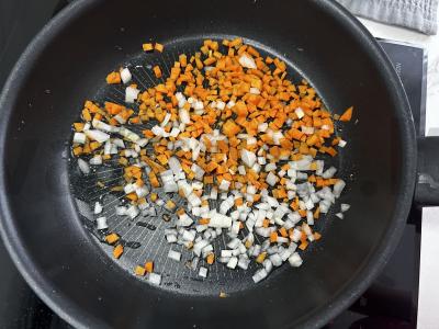 Troškinta kepenėlė su daržovėmis grietinėlėje Žingsnis 1