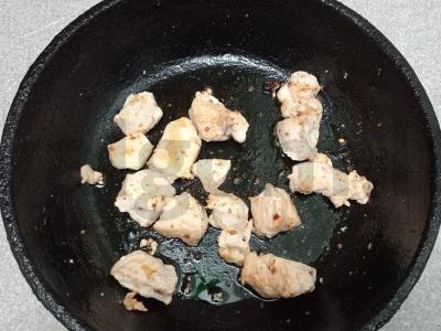 Šašlykas su vištiena, marinuotais svogūnais ir varškės sūriu Žingsnis 1