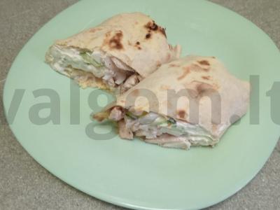 Šašlykas su vištiena, marinuotais svogūnais ir varškės sūriu pagrindine nuotrauka