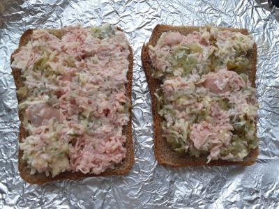 Kepti sumuštiniai su dešra, sūriu ir marinuotais agurkais Žingsnis 3