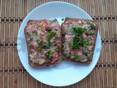 Kepti sumuštiniai su dešra, sūriu ir marinuotais agurkais pagrindine nuotrauka