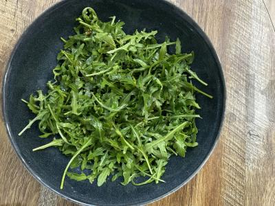 Lengvas salotas su rukola, daržovėmis ir mocarela Žingsnis 3