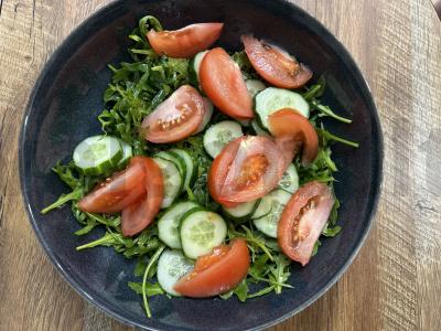 Lengvas salotas su rukola, daržovėmis ir mocarela Žingsnis 5