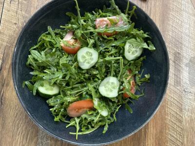 Lengvas salotas su rukola, daržovėmis ir mocarela Žingsnis 6