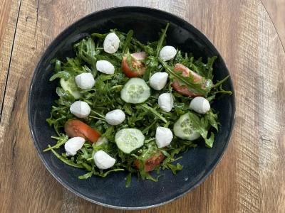 Lengvas salotas su rukola, daržovėmis ir mocarela Žingsnis 7