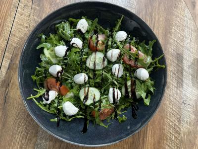 Lengvas salotas su rukola, daržovėmis ir mocarela Žingsnis 8