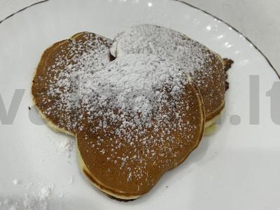 Blynai su cukraus pudra pagrindine nuotrauka