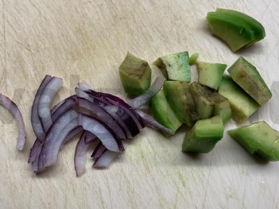 Užkandis ant krekerių su humusu ir daržovėmis Žingsnis 1