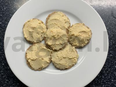 Užkandis ant krekerių su humusu ir daržovėmis Žingsnis 3
