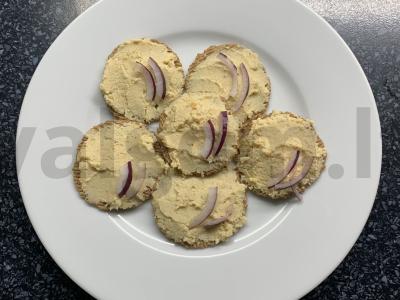 Užkandis ant krekerių su humusu ir daržovėmis Žingsnis 4