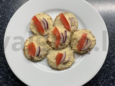 Užkandis ant krekerių su humusu ir daržovėmis Žingsnis 5