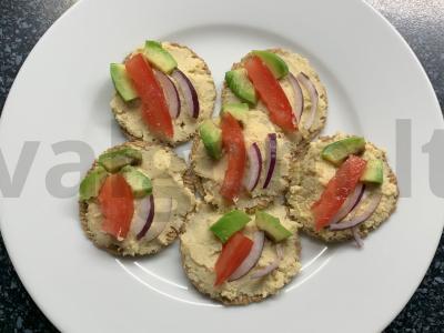 Užkandis ant krekerių su humusu ir daržovėmis pagrindine nuotrauka