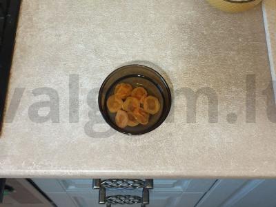 Varškės apkepas su džiovintomis abrikosais pusryčiams Žingsnis 1