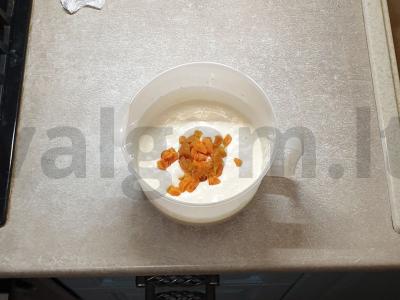 Varškės apkepas su džiovintomis abrikosais pusryčiams Žingsnis 4