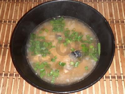 Sriuba su konservuota skumbrė ir perliniu miežiu pagrindine nuotrauka