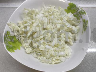 Salotos su Pekino kopūstu ir dešra per 12 minučių Žingsnis 1