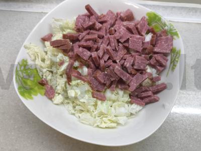 Salotos su Pekino kopūstu ir dešra per 12 minučių Žingsnis 2