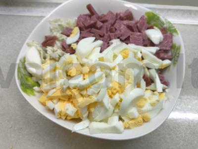 Salotos su Pekino kopūstu ir dešra per 12 minučių Žingsnis 3