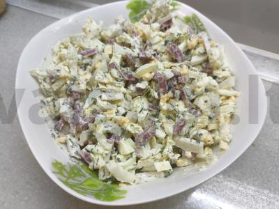 Salotos su Pekino kopūstu ir dešra per 12 minučių pagrindine nuotrauka