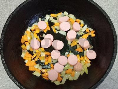 Žirnių sriuba su dešrelėmis vištienos sultinyje Žingsnis 3