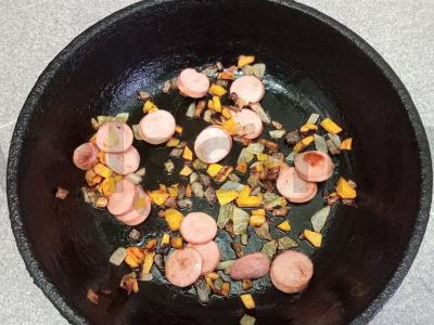 Žirnių sriuba su dešrelėmis vištienos sultinyje Žingsnis 4