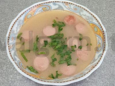 Žirnių sriuba su dešrelėmis vištienos sultinyje pagrindine nuotrauka