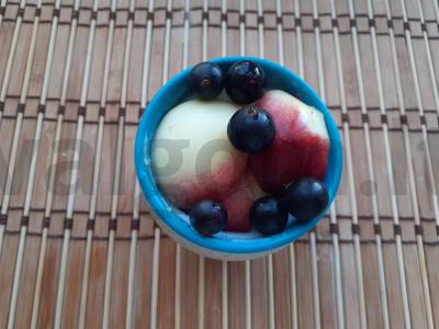 Avižinė košė puodelyje su kefyru, nektarinu ir juodaisiais serbentais pagrindine nuotrauka