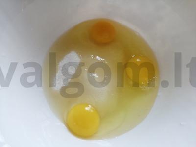 Švelnus pyragas su uogomis ir cukraus pudra Žingsnis 1