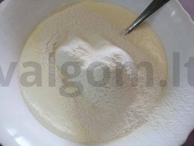 Švelnus pyragas su uogomis ir cukraus pudra Žingsnis 5