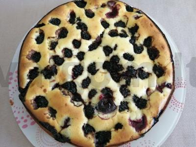 Švelnus pyragas su uogomis ir cukraus pudra pagrindine nuotrauka