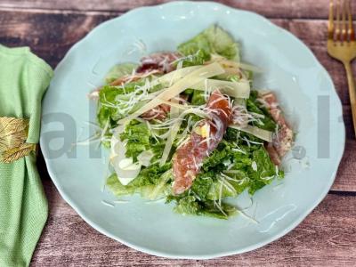 Salotas su lašiša ir parmezanu pagrindine nuotrauka