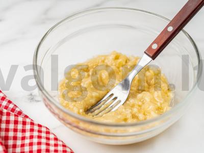 Bananiniai spurgos iš dviejų ingredientų oro grilyje Žingsnis 1