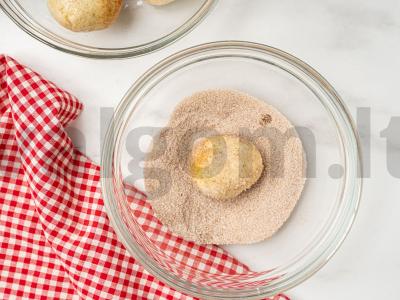 Bananiniai spurgos iš dviejų ingredientų oro grilyje Žingsnis 6