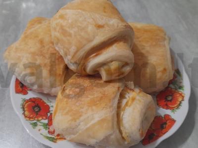 Rulėliai su varškės-grietinės įdaru ir saldžiuoju pienu pagrindine nuotrauka