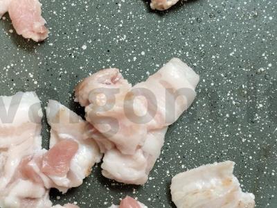 Skani kiaušinienė su šonine ir pomidorais per 5 minutes Žingsnis 2