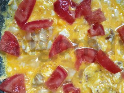 Skani kiaušinienė su šonine ir pomidorais per 5 minutes Žingsnis 5