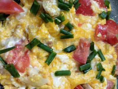 Skani kiaušinienė su šonine ir pomidorais per 5 minutes Žingsnis 6