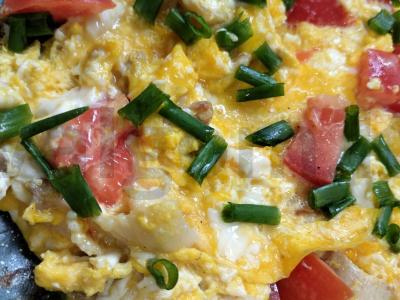 Skani kiaušinienė su šonine ir pomidorais per 5 minutes pagrindine nuotrauka