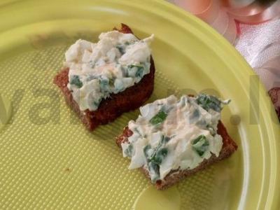 Užkandžių sumuštiniai ant borodino duonos su silke Žingsnis 7