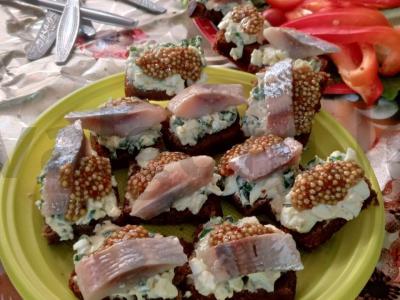 Užkandžių sumuštiniai ant borodino duonos su silke pagrindine nuotrauka