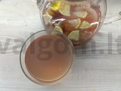 Gėrimas su vynuogėmis, laimu ir citrina pagrindine nuotrauka