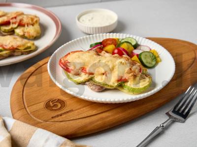 Prancūziškas mėsos patiekalas su cukinijomis pagrindine nuotrauka