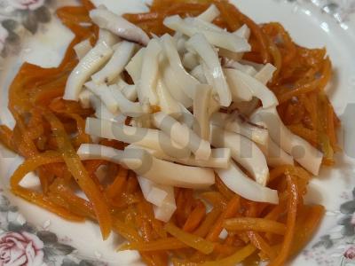 Aštrus salotas su korėjietiška morkomis ir virta kalmaru Žingsnis 1