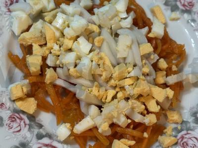 Aštrus salotas su korėjietiška morkomis ir virta kalmaru Žingsnis 2